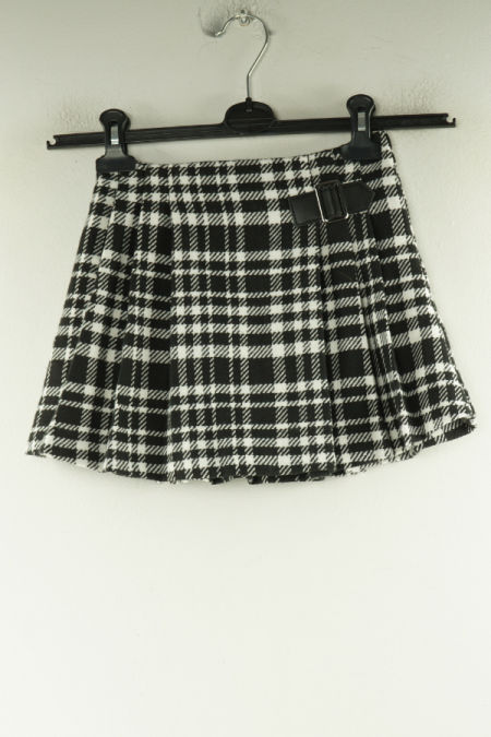 Spódnica biało - czarna sweterkowa z klamrą