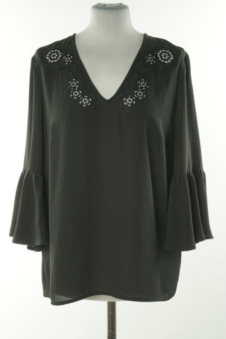 Bluzka czarna z falbanką na rękwie