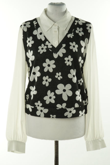 Sweter szary w kwiatki z białą koszulą