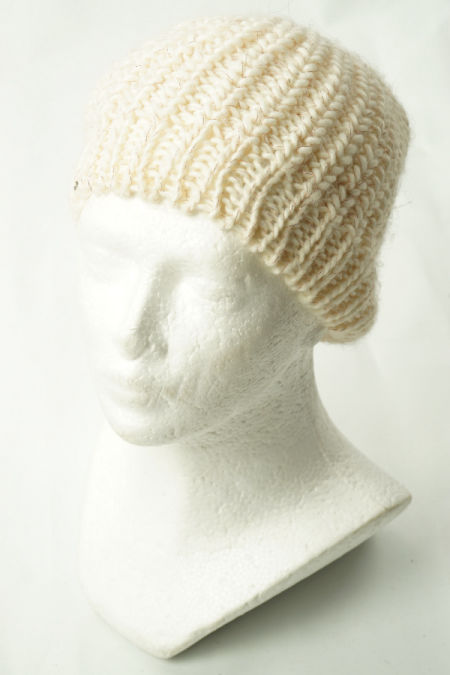 Czapka kremowa z różową błyszczącą nitką